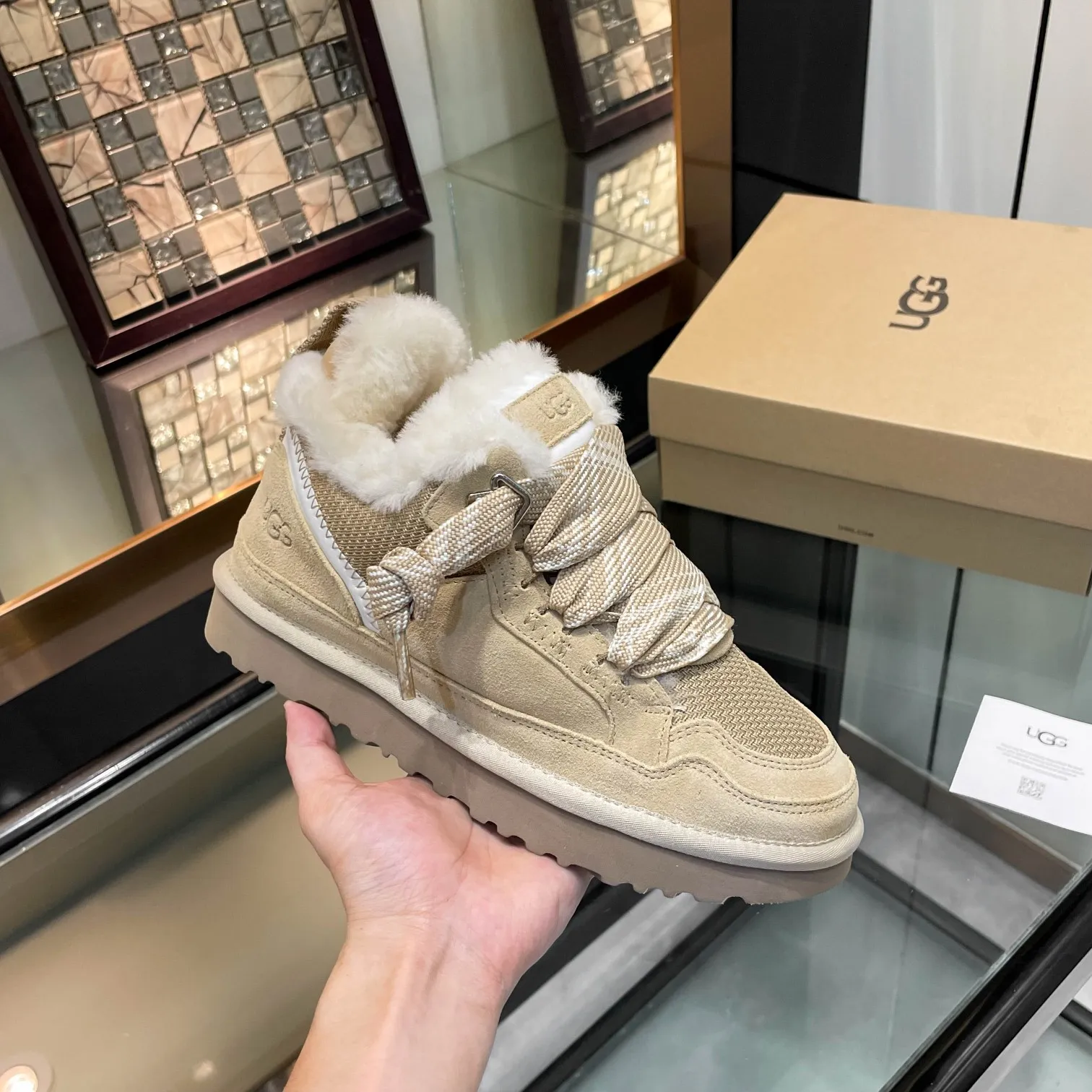 Men's men's shoes pP580! UGG~25vs popular platform thick-soled casual shoes series... [Round-toe thick-soled casual shoes] A shoe that does not clash with shirts, simple partition design ➕ spotted outsole, silk curls on the upper, a must-have for autumn and winter, can be worn with any pants or skirt, very comfortable and beautiful on the feet... ❶Material: Original customized cow ➕Breathable mesh ❷Inner lining: Original customized wool ❸ Foot pads: Original customized sheepskin ❹Outsole: Original molded wear-resistant velvet foam outsole ❺Number of codes: 35-41 ❻Packaging: Original full set of packaging ☀Color: Official website updated simultaneously